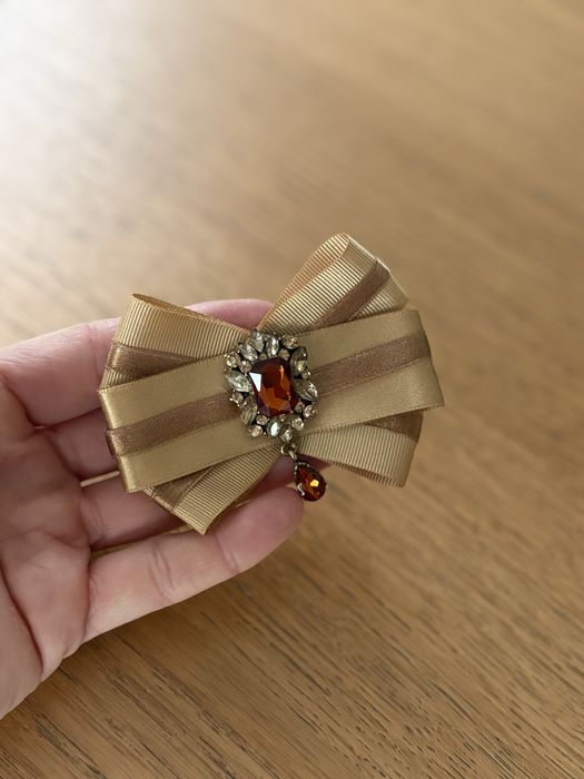 Broszka ozdoba beżowa z tasiemki
