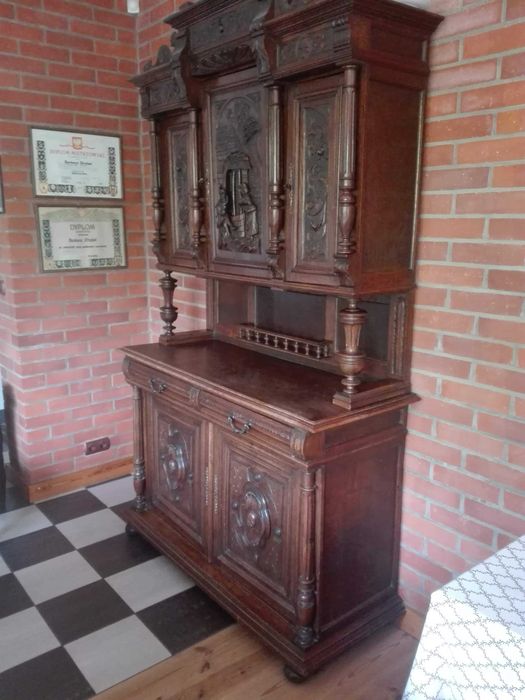 Stary kredens wspaniale rzeźbiony