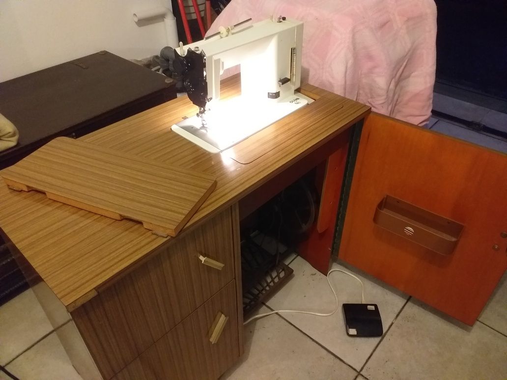 Máquina de costura OLIVA com móvel.