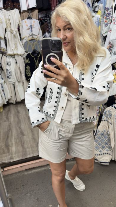 Розпродаж вишиванок, жилеток, жакетиків.