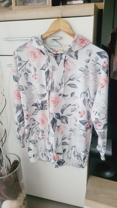 Bluza w kwiaty z kapturem