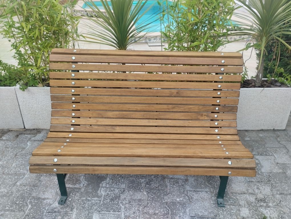 Banco de jardim em madeira e ferro