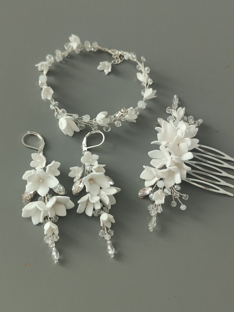 Delikatne komplet biżuterii ślubnej w bieli i srebrze.
