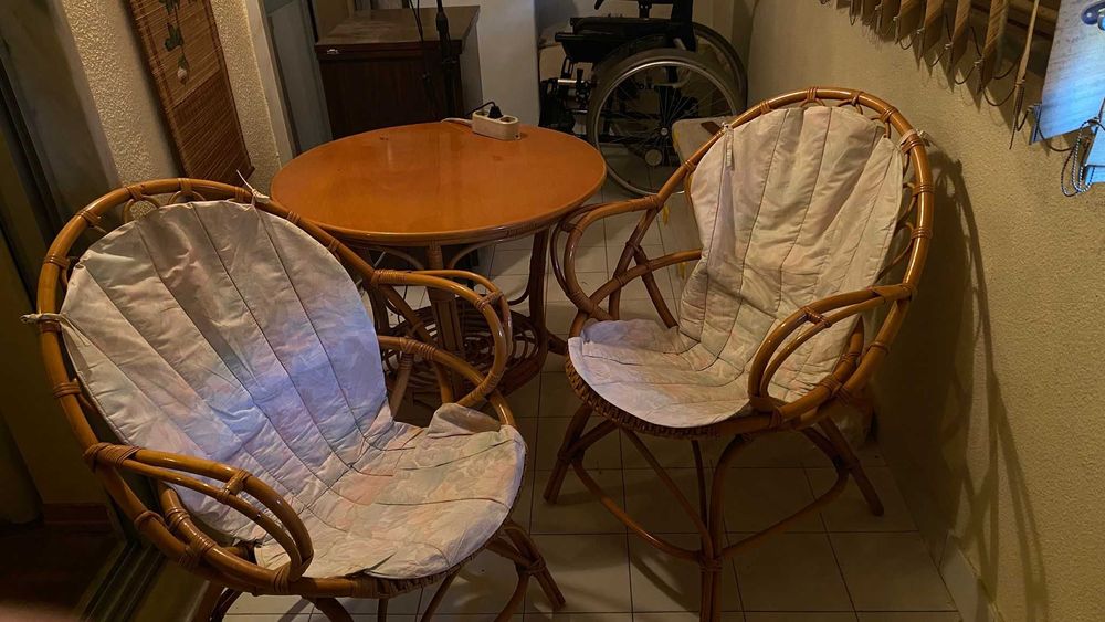 Mesa com duas cadeiras