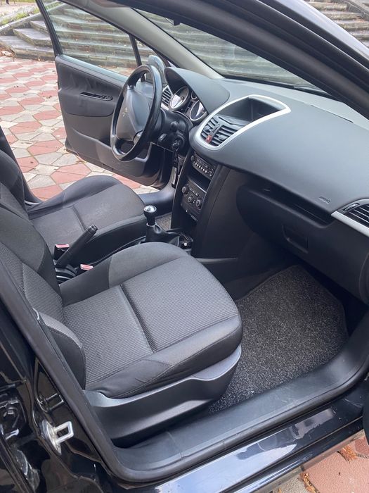 Peugeout 207 1.6 2010 року