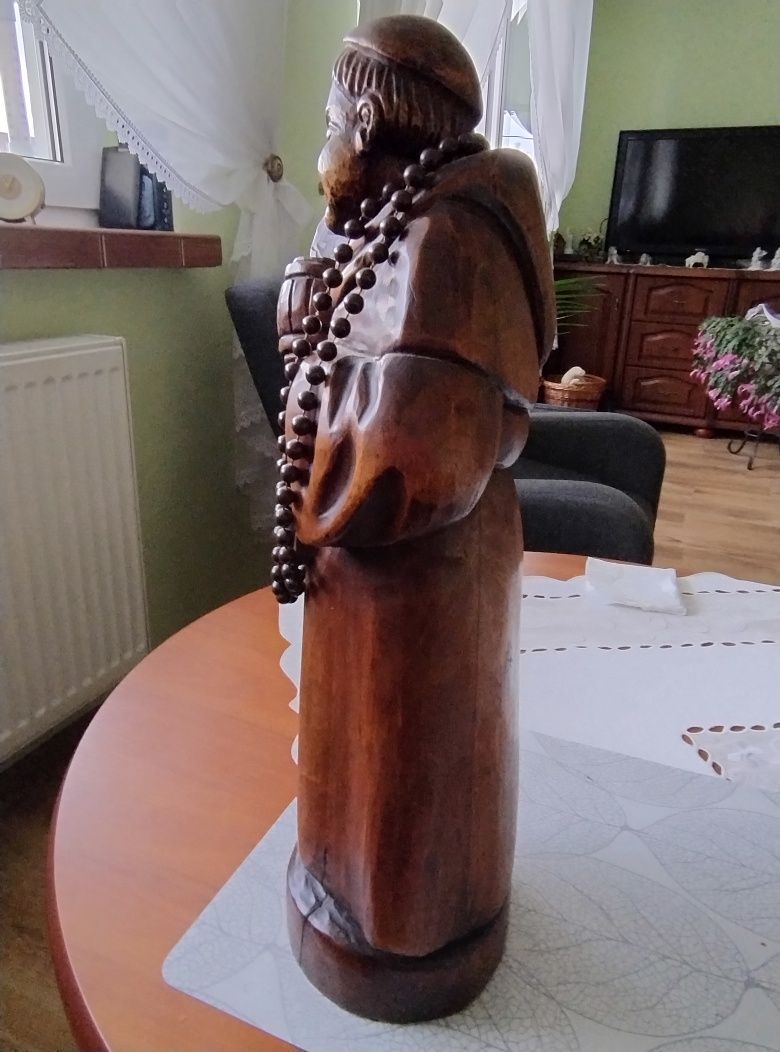 Rzeźba mnich z kuflem piwa