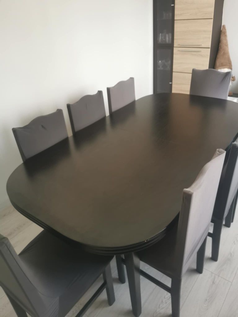 Stół do salonu z krzesłami