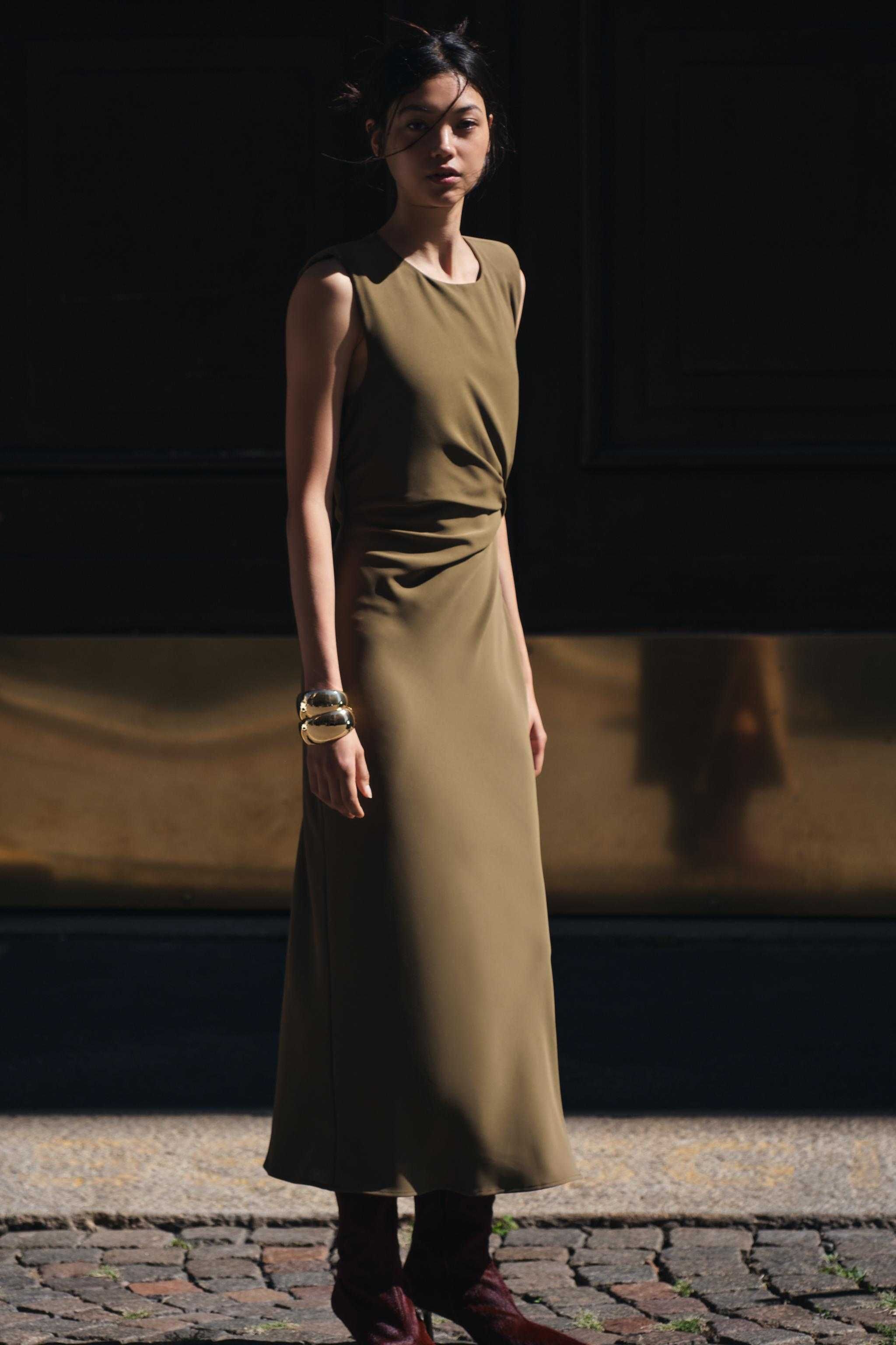 Elegancka sukienka midi khaki klamra drapowanie