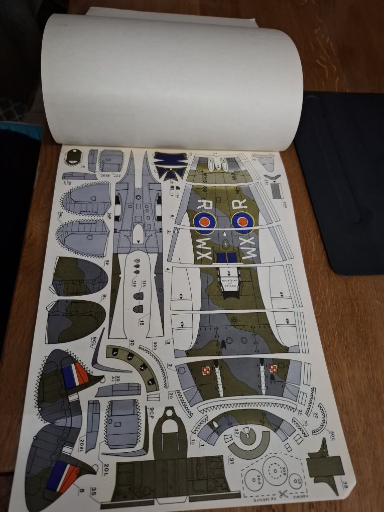 Model Kartonowy Spitfire nr 1
