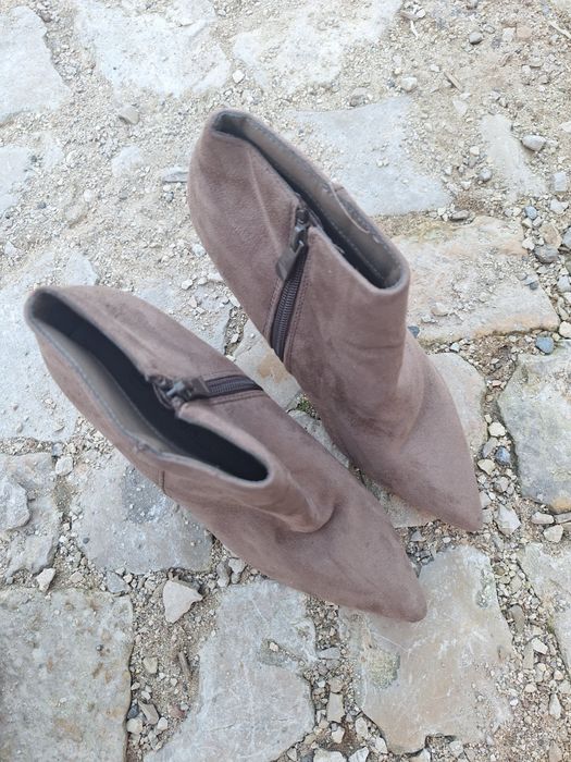 Bota de salto castanho