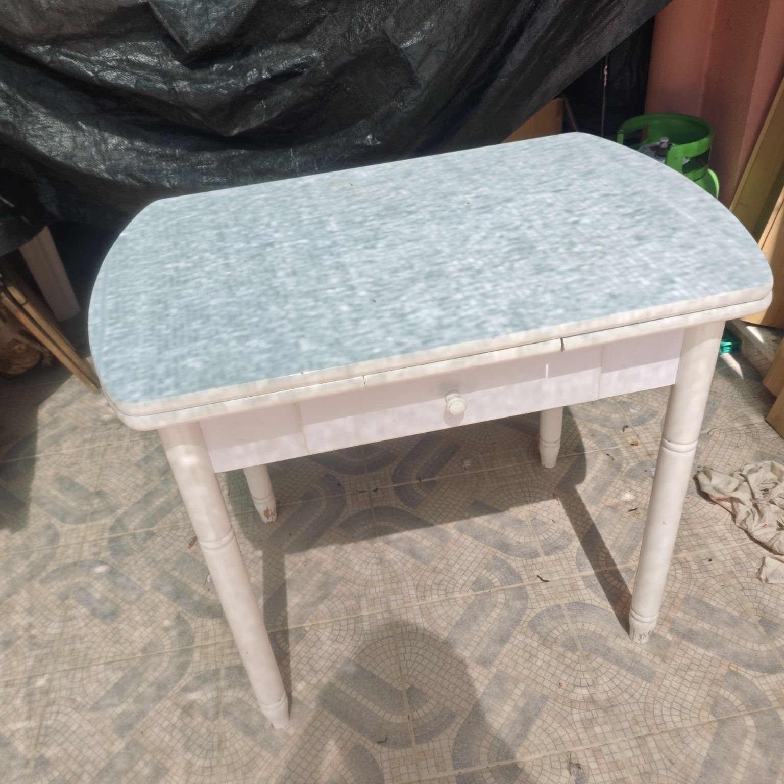 Mesa branca com uma gaveta e também estica