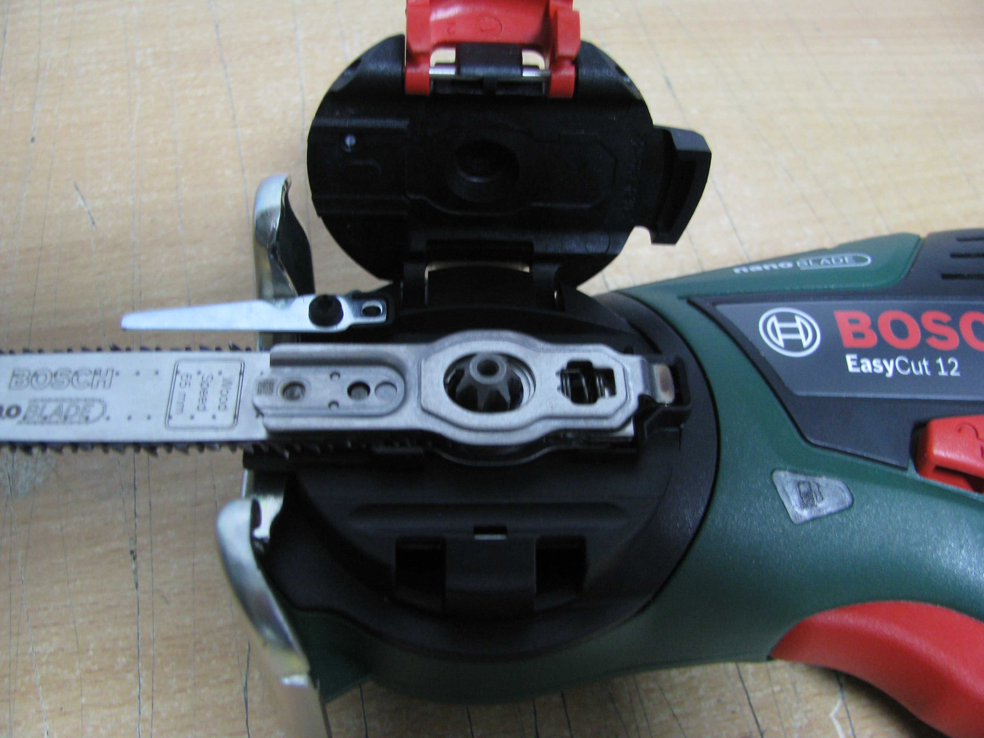 Акумуляторна пила Bosch EasyCut 12, акб 12 V 2 Ah