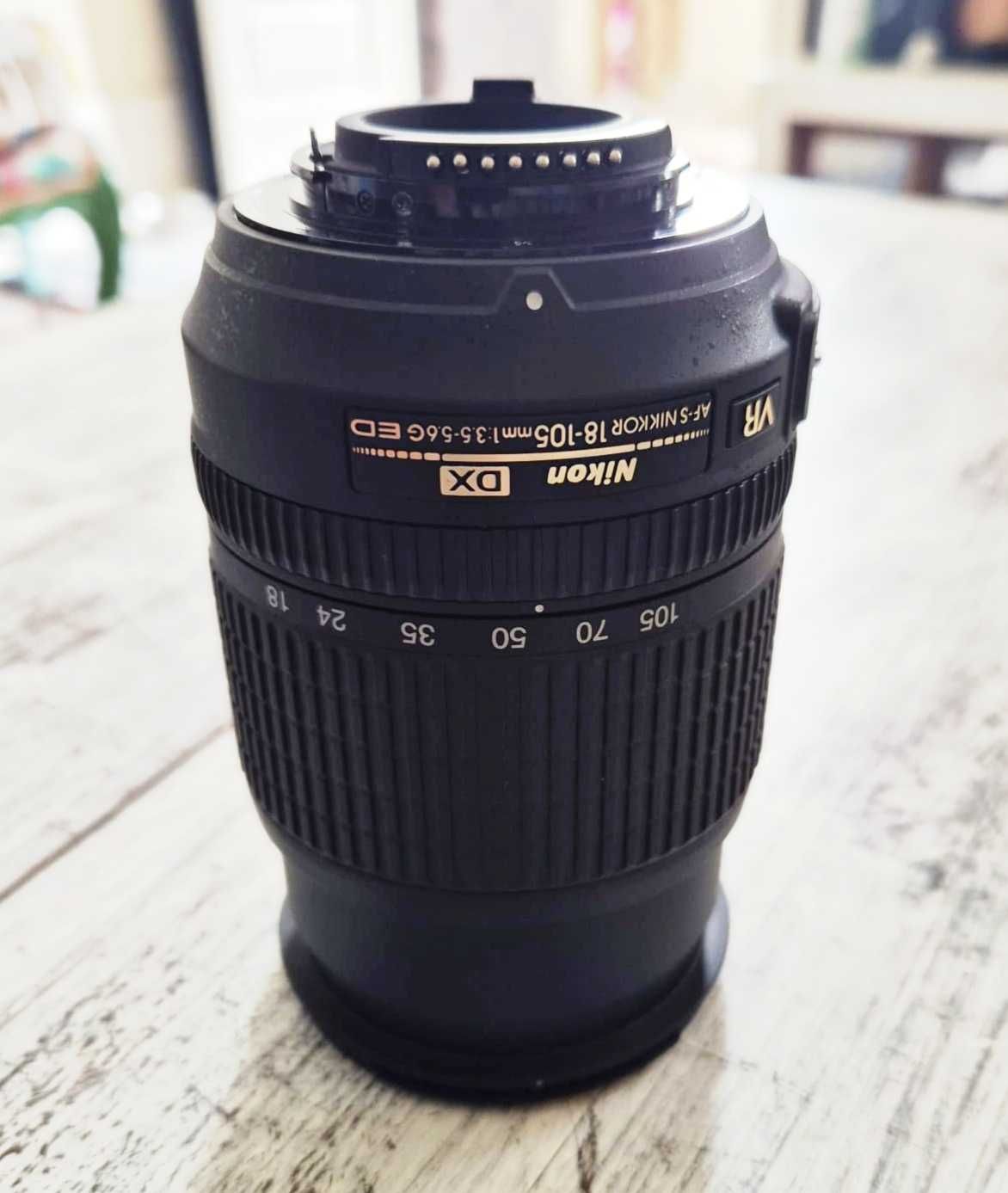 Máquina Nikon D5100 e objectiva 18-105mm Nikon