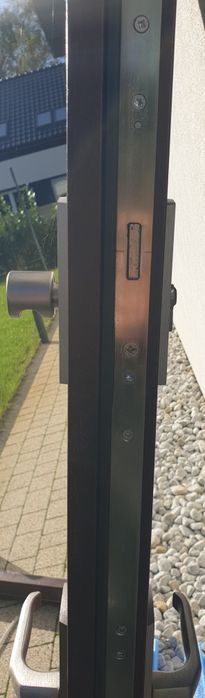 Drzwi wejściowe zewnętrzne lewe do środka.