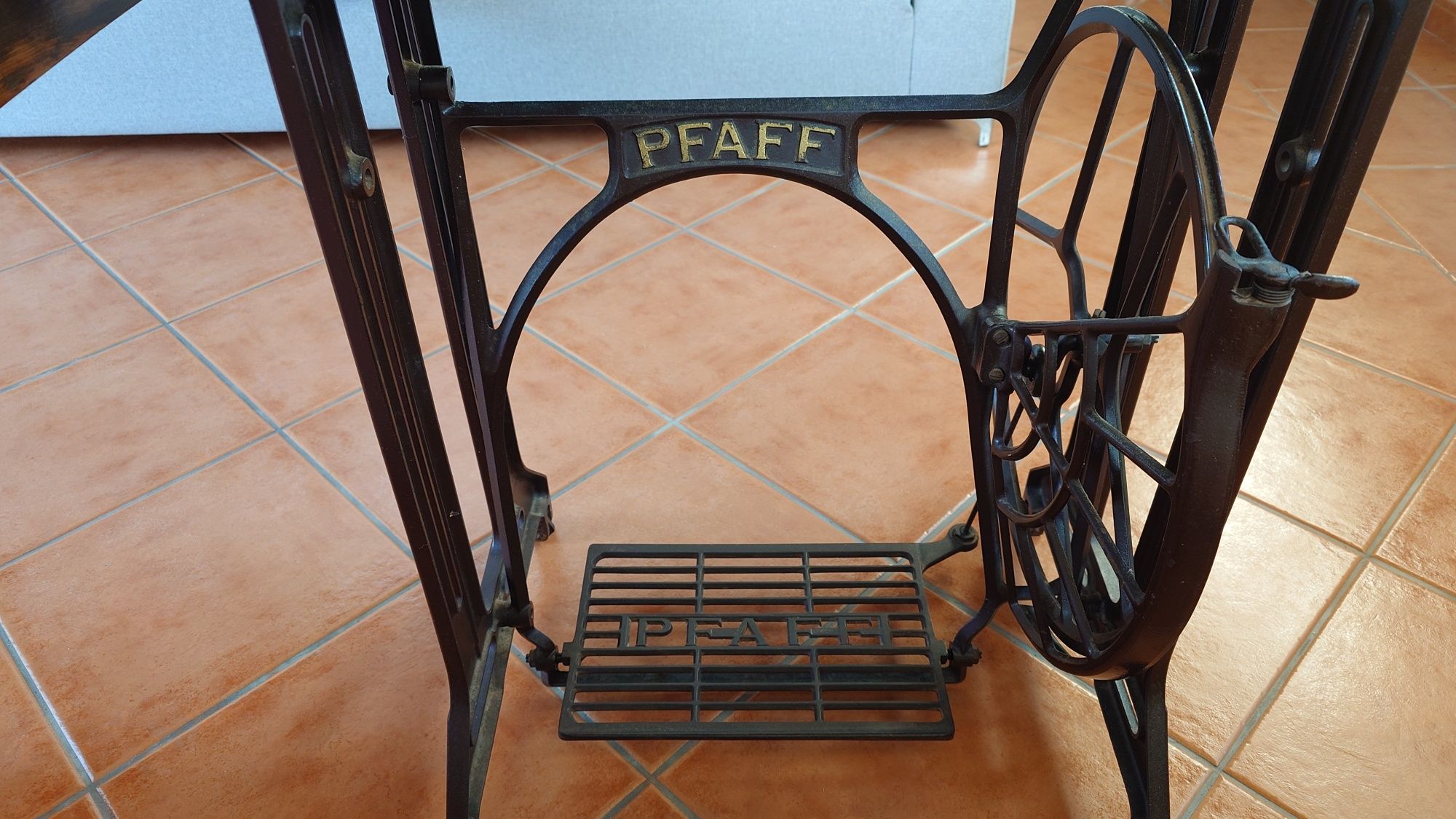 Máquina de Costura Elétrica PFAFF