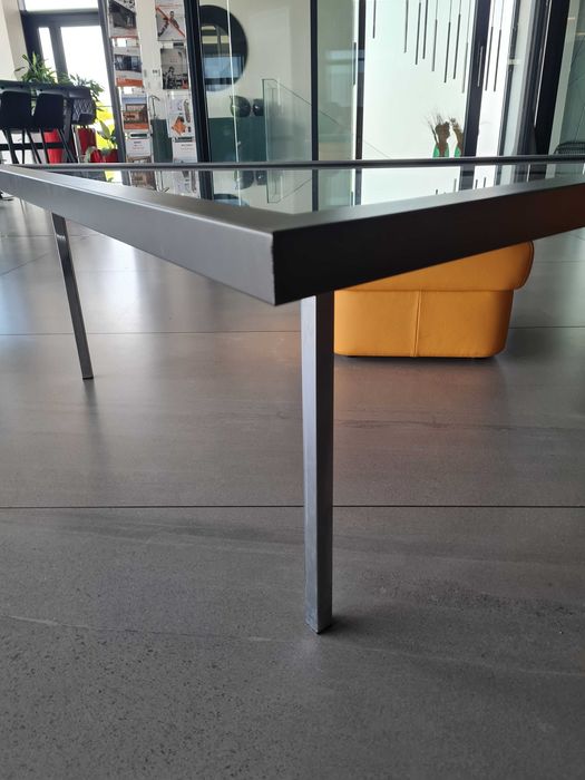 Stolik trójkątny z lustrzanym blatem