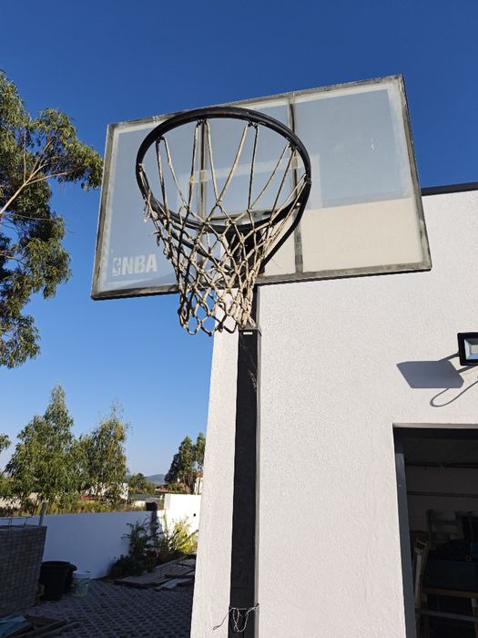 Tabela de basquetebol com regulador de altura