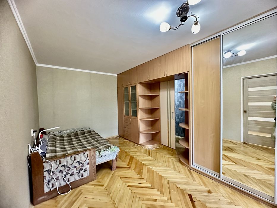 Стражеско, 7 2к квартира 3й поверх, не кутова, тепла.