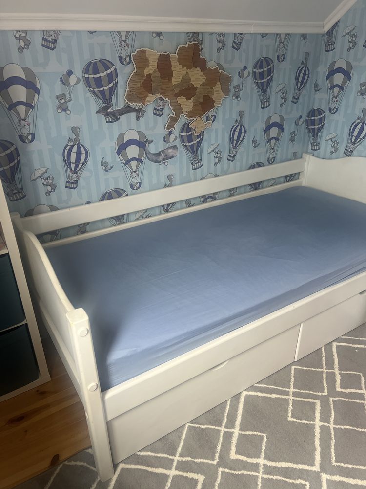 Ліжко деревʼяне з матрацом