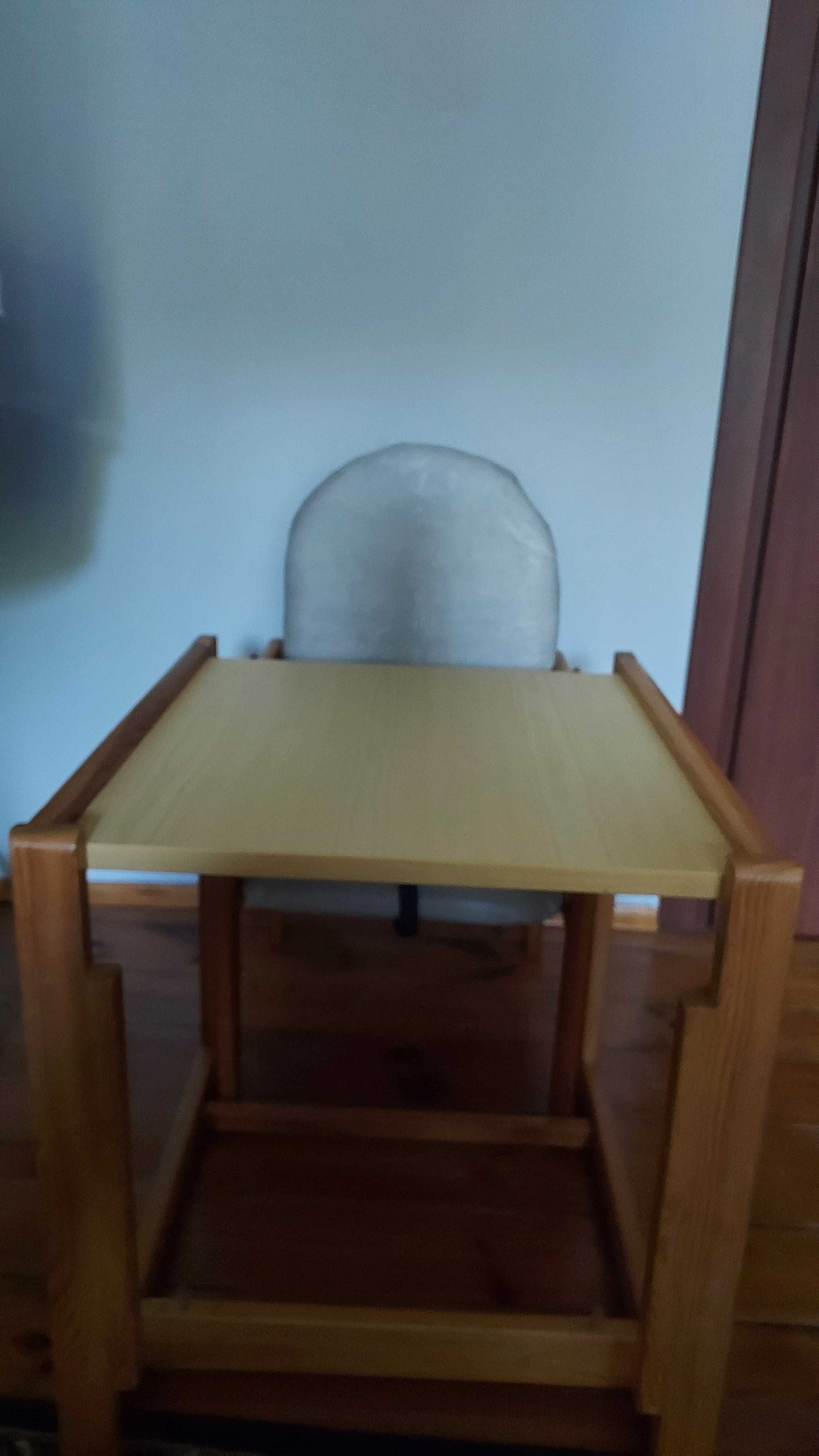 drewniane krzesełko do karmienia dziecka