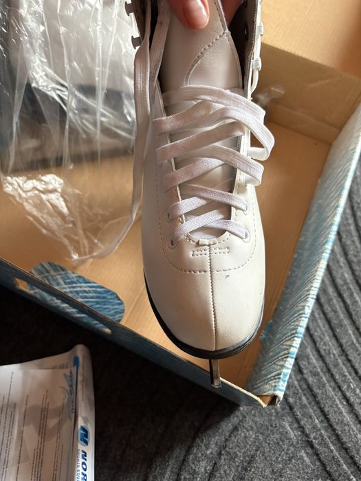 Коньки белые почти новые