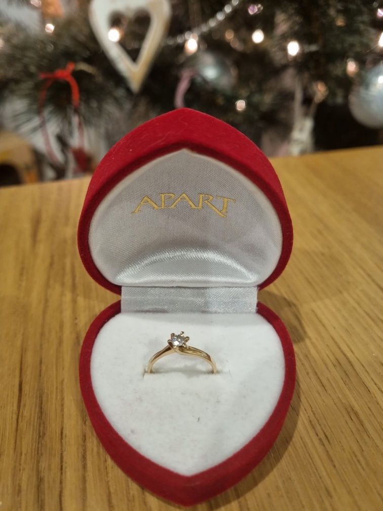 Złoty pierścionek z diamentem, zaręczynowy, na prezent