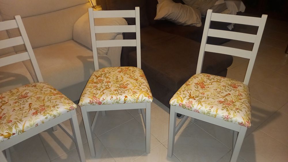 4 cadeiras em madeira,forradas e pintadas de novo.
Excelente estado.