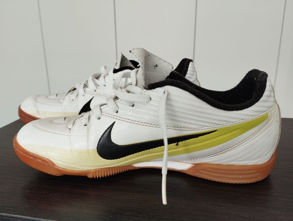 Tenis de futsal Nike