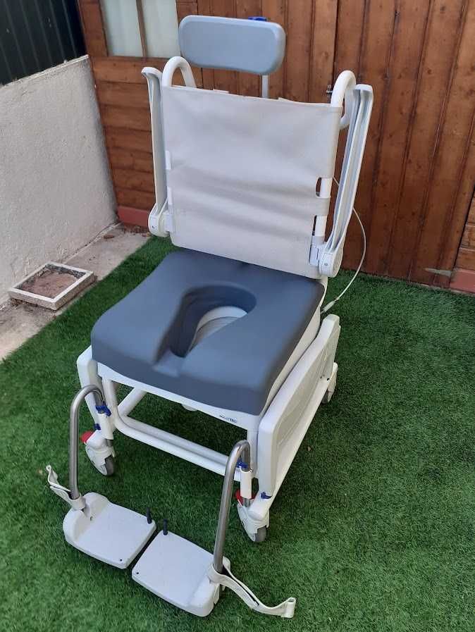 Cadeira de banho sanitária rodas  função de báscula e almofada AQUATEC