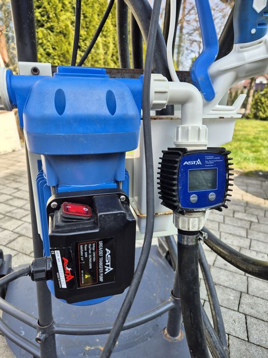 Wózek z pompą do transportu beczek