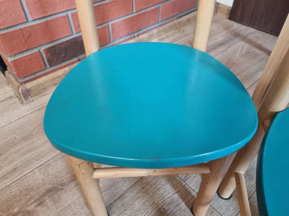 Stolik dziecięcy i krzesełka, komplet