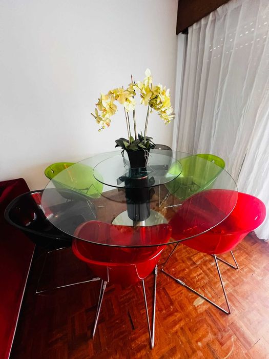 Mesa estilo japonês em vidro+ cadeiras