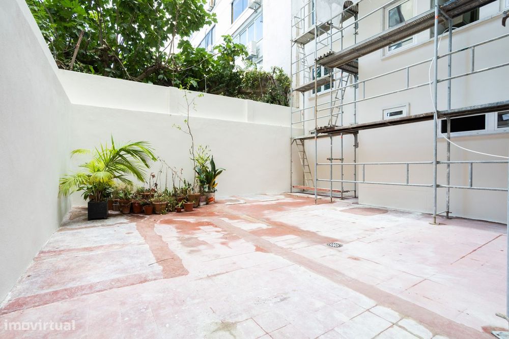 Apartamento T0 nas Amoreiras com Espetacular Terraço de 75m²