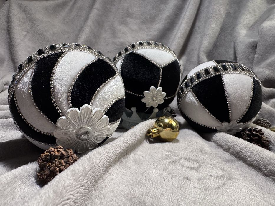 Набір ялинкових прикрас ручної роботи.