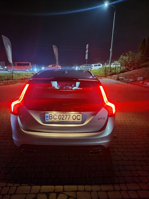 Volvo V60 2016 2.0. Бензин