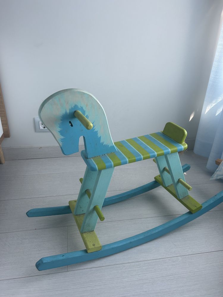 Cavalo de embalo azul e verde