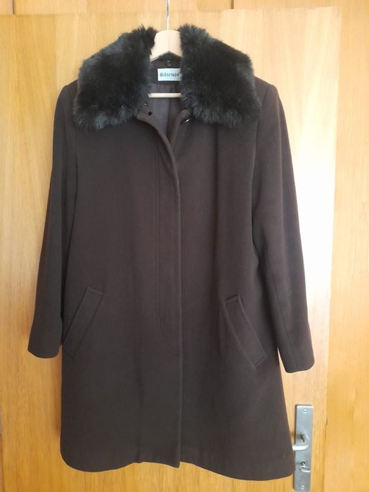 Belo casaco de fazenda castanho