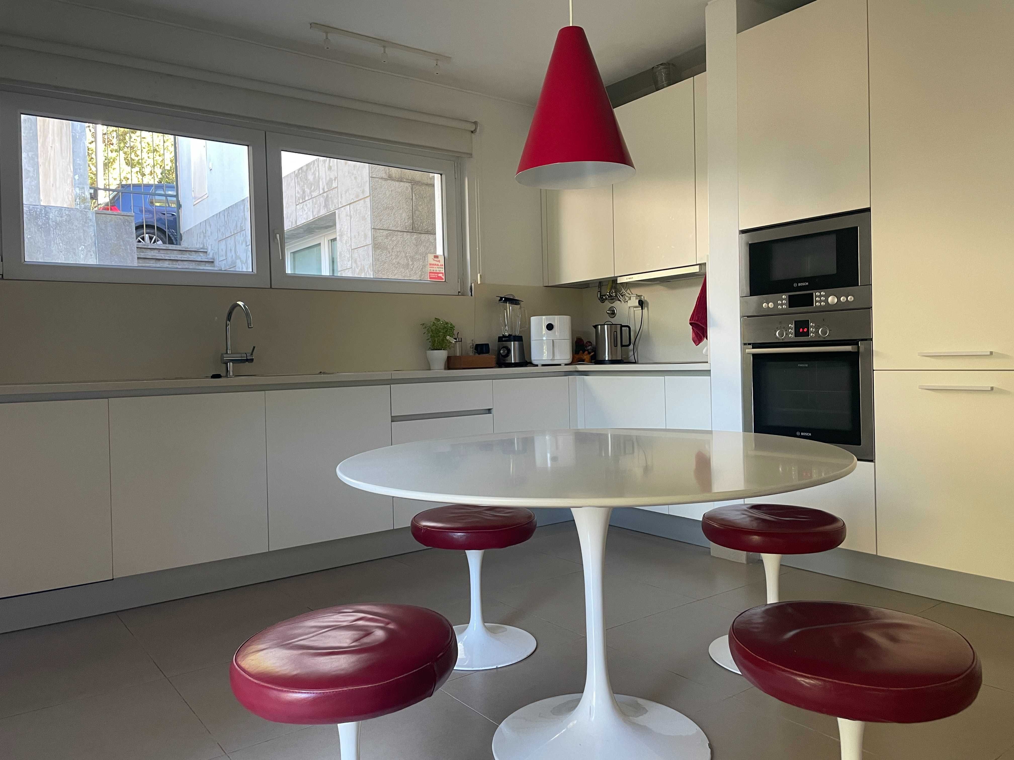 Alfragide | T4 | Moradia, com jardim, garagem e arrecadação.
