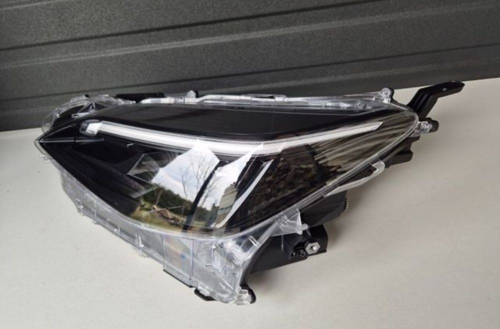 Farol esquerdo Toyota yaris cross 310