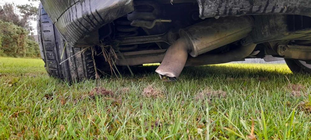 BMW 116d uszkodzony lewy przód i lewy tył