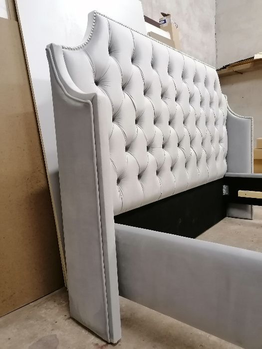 Łóżko Cheasterfield pikowane PINEZKI chrom LUDWIK + stelaż GLAMOUR