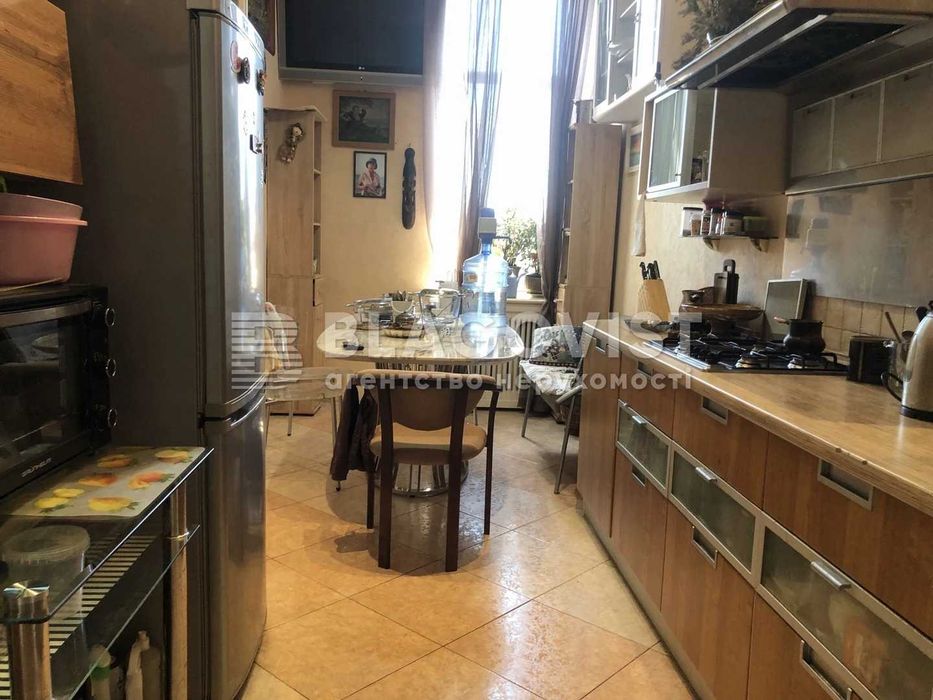 Продаж чудової 2к кв Центр Києва дореволюційний будинок Костельна 7