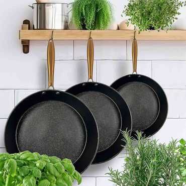 Patelnia z NIEPRZYWIERAJĄCA POWŁOKA 28cm CZARNA ze Złotą Rączką Smukee