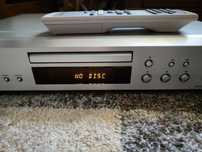 Odtwarzacz cd Onkyo 7355 z oryginalnym pilotem sterowania.