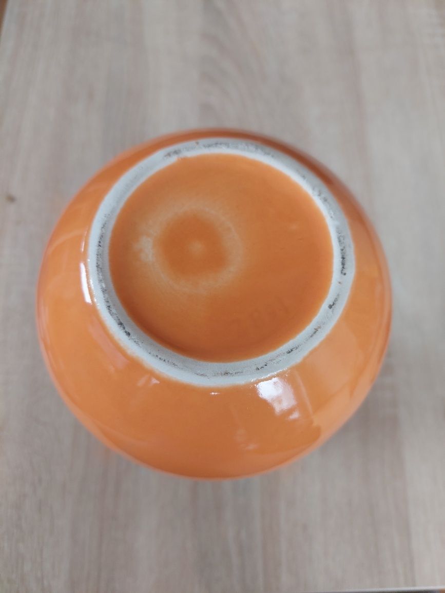 Pomarańczowy stary wazon wazonik
