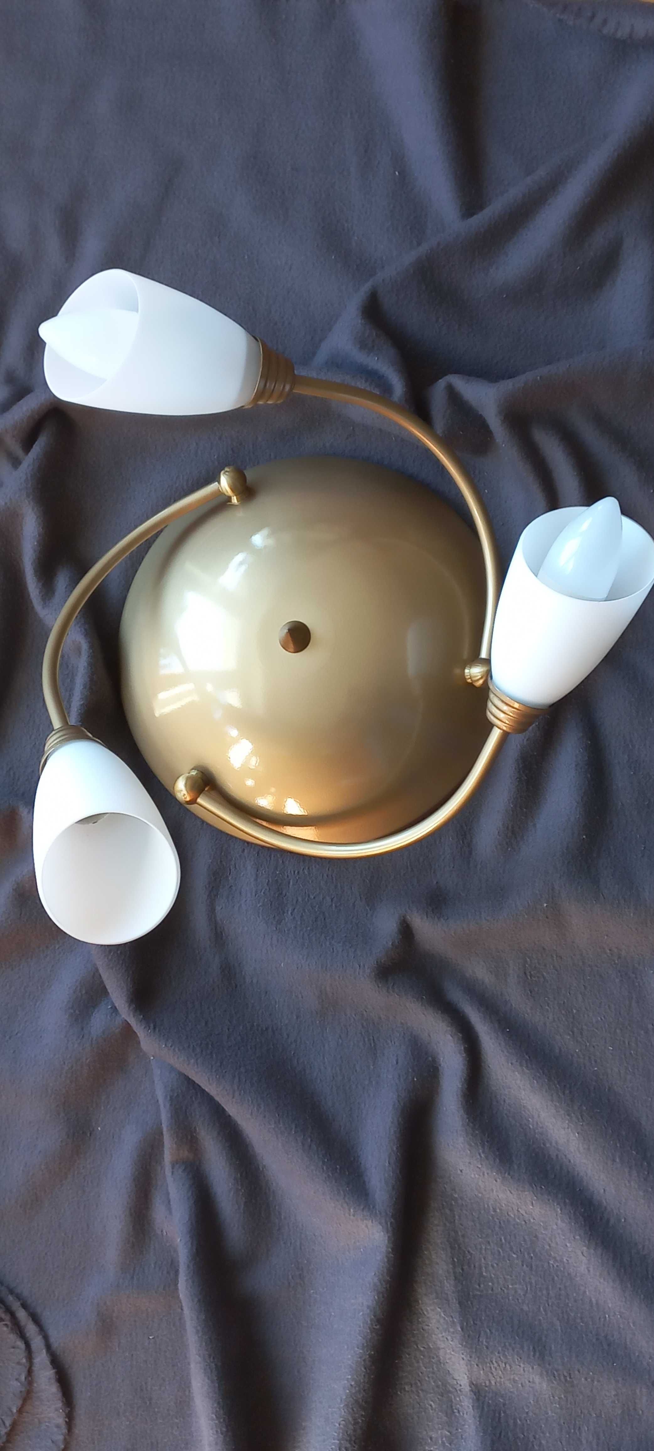 Lampa sufitowa z trzema punktami świetlnymi