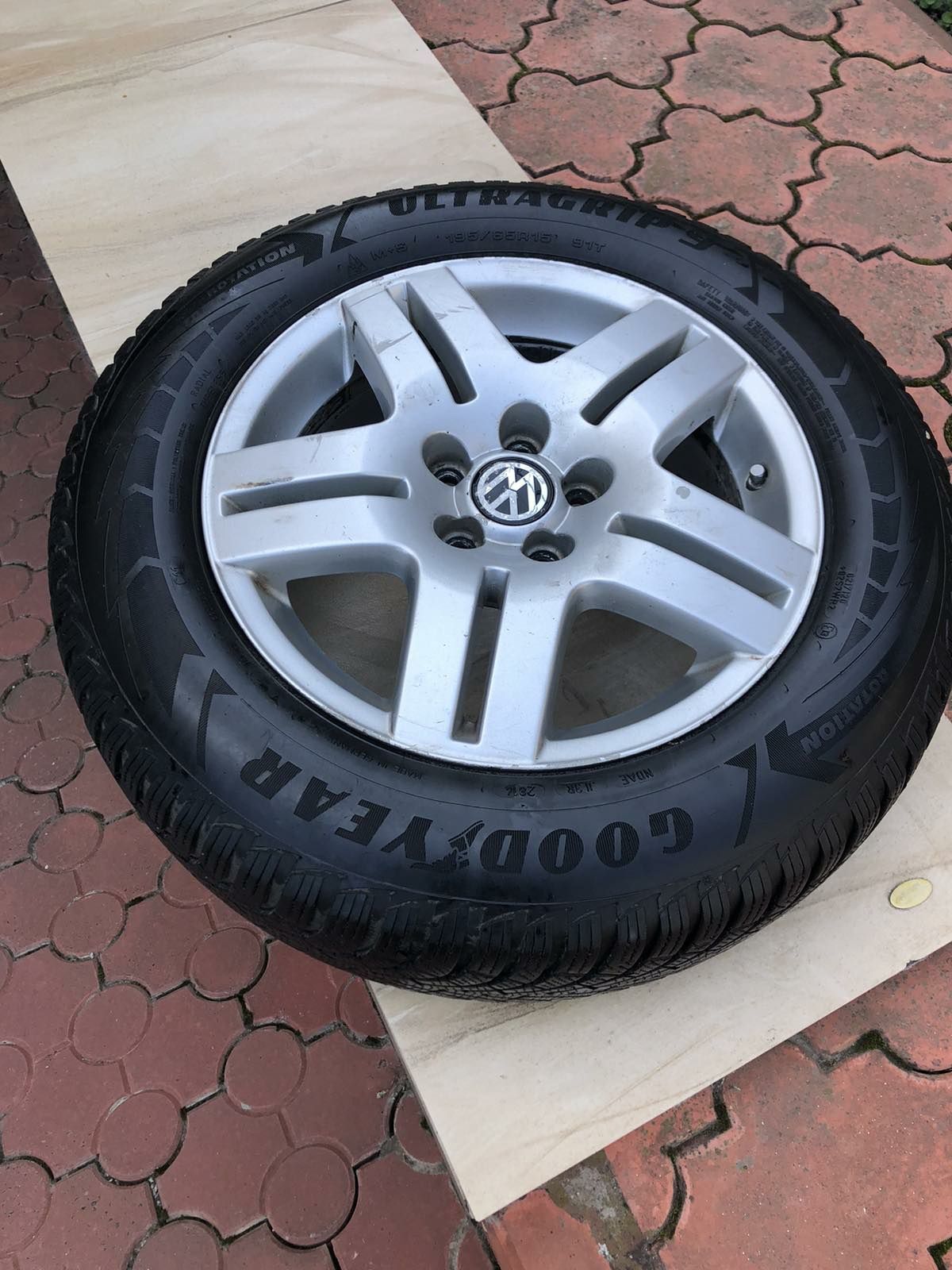 Комплект 4 оригінальні диски  с резиной зима 195/65 R15 GOODYEAR