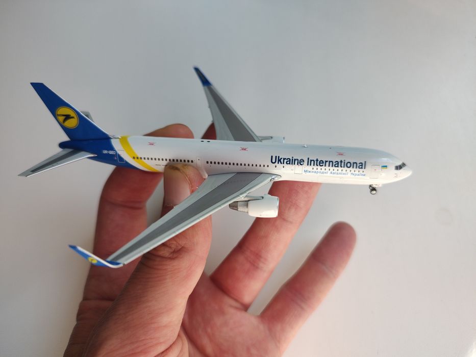 Модель літака, модель самолета Boeing 767-300ER, МАУ, Phoenix 1:400