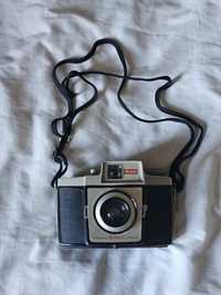 Aparat analogowy Kodak Brownie Cresta 3 z futerałem