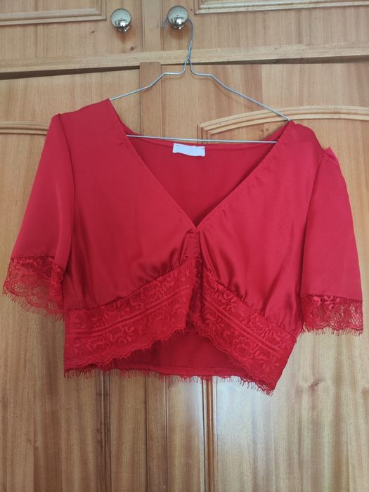 Top vermelho com renda